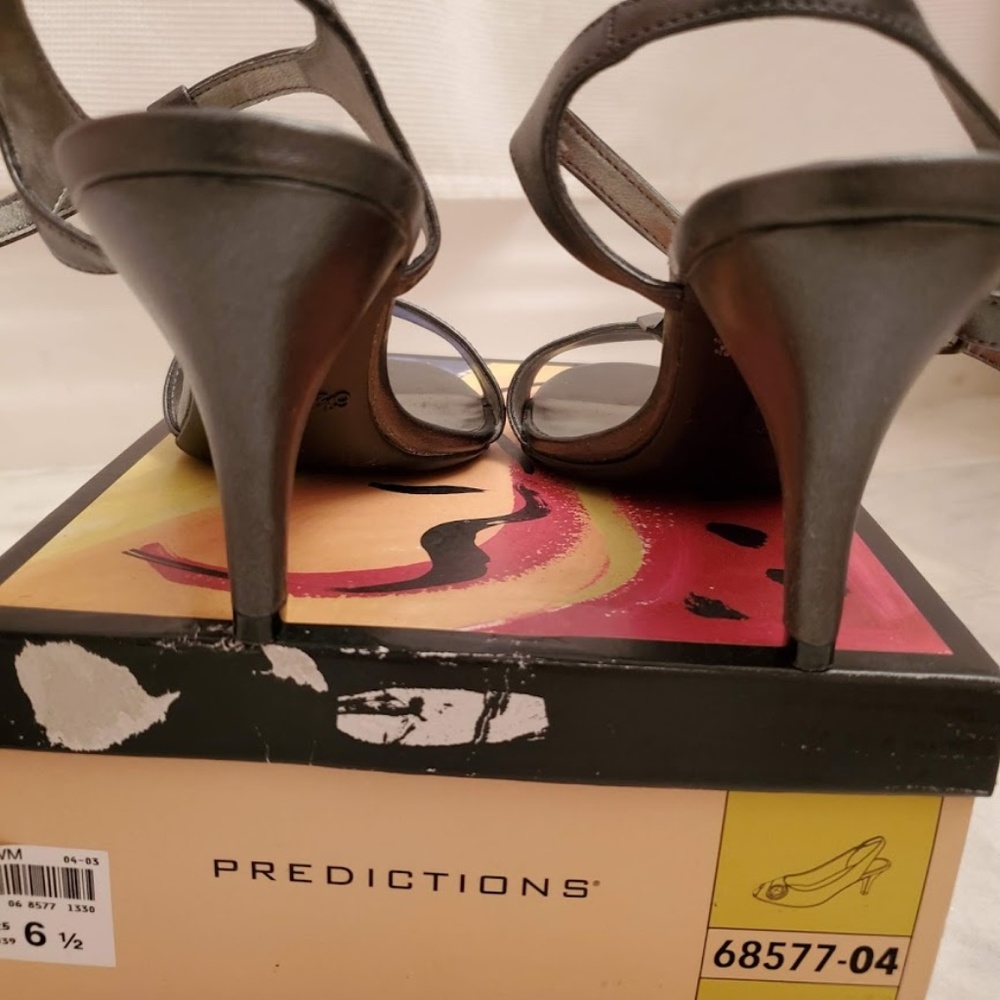 NWOT Fioni Silver and Black Kitty Heels - Picture 7 of 7